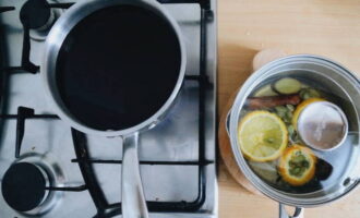 Keluarkan kuah dari dapur dan biarkan ia diseduh. Dalam mangkuk yang berasingan, panaskan jus ceri.