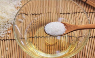 At this time, let's make the dressing: mix rice vinegar with granulated sugar and salt - heat over the fire with constant stirring until the sweet and salty crystals are completely dissolved.