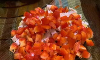 Cortar el pimiento morrón a lo largo y quitarle con cuidado el interior con las semillas, cortarlo en cuadritos y transferirlo a la carne.