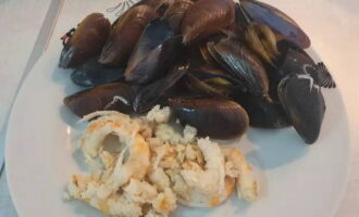 Remove the opened mussels and discard the unopened ones. Cool the seafood.