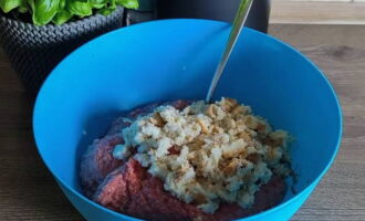 Squeeze out the soaked bread and add to the minced meat.