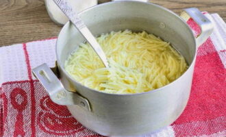 Boil the vermicelli for 5-6 minutes in water with added salt, drain in a colander and rinse with cold water to allow the pasta to cool slightly.