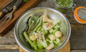 Wash the celery stalks and cut into slices, remove the garlic and onion from the top layer. Cut the onion into pieces. Sprinkle in fennel seeds, coriander and cumin. Add bay leaf.