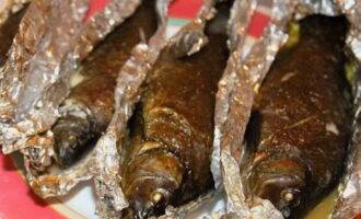 Cozinhe por 20 minutos a 200 graus. Depois, retire o peixe e abra o papel alumínio com cuidado.