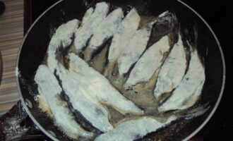 Pour oil into a heated frying pan. Send the breaded vendace in parts.