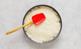 Rivestire la teglia con il burro. Metti qui il cavolo, cospargilo di pepe e riempilo con l'impasto.