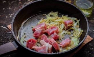 Ajoutez le porc au légume doré et faites revenir environ 10 minutes à feu moyen.