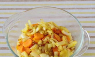 Place washed rice and vegetables in a container with high sides.