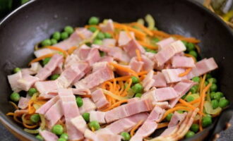 Cut the bacon into strips and add to the assorted vegetables, fry for 3-4 minutes over moderate heat.