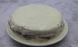 We assemble the entire cake from the soaked cake layers and cream, and also flavor the sides and top with cream.