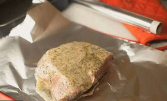 Place the beef soaked in spices and additives on two sheets of foil and wrap it around.