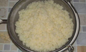 We wash the finished cereal and place it in a colander, allowing excess liquid to drain.