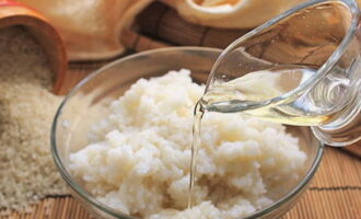 Fjern den ferdige risen fra brenneren og la den stå tildekket i ytterligere 10 minutter, legg den deretter i en dyp tallerken, smak til med dressing og bland godt.