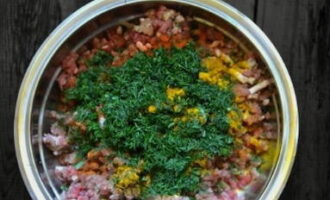 Chop the pre-washed and dried greens and place them in a bowl with the minced meat.