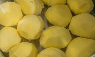 Peel the potatoes. I use housekeeper for convenience. Boil by adding salt to the water.