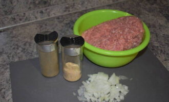 Prepariamo gli ingredienti per il ripieno. Scongelare in anticipo la carne macinata. Sbucciare e tritare le cipolle.