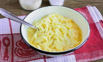 Pour the mixture of eggs and milk into the boiled vermicelli and mix everything well with a spoon.