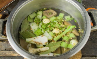 Kembalikan buah pinggang yang telah dibasuh ke dalam kuali, tambah air, garam dan lada sulah dan masukkan rempah, bawang putih dan herba yang telah disediakan.