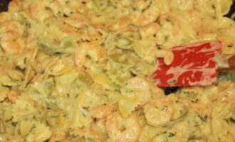 Place the cooked farfalle in a colander, rinse with cold water, add to the sauce with shrimp, stir and turn off the heat after 1-2 minutes. Serve the cooked shrimp pasta in garlic and cream sauce hot for dinner.Bon appetit!