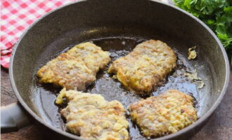 Frite a carne até dourar por 2-3 minutos em ambos os lados e depois cozinhe em fogo baixo, tampado, por cerca de 10 minutos, até ficar cozido.