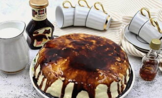 Refrigerate the cake for 4 hours and then decorate with chocolate sauce.