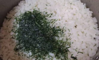 Rinse the dill, shake off the moisture, chop and add to the rice, season with unrefined oil.