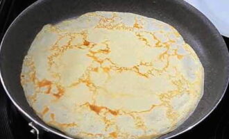 Pred pečením prvej palacinky vymastíme rozpálenú panvicu rastlinným olejom. Vylejeme cesto a rozotrieme po celej ploche. Vyprážajte z oboch strán do zlatista. Takto upečieme všetky palacinky. Na dvoch panviciach to bude rýchlejšie. Kým sa mäso uvarí, stihnete vyprážať palacinky.