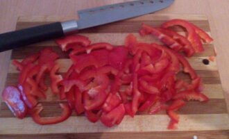 We clean the bell pepper from seeds and stalks. Cut the vegetable into thin strips.