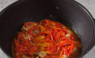 By the time all the sweet peppers are on the fire, reduce the flame to medium, cover with a lid and simmer for about half an hour.