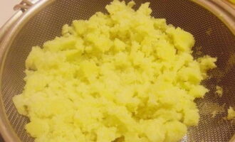 Rub the boiled potatoes through a sieve or pass through a press. Dry the mashed potatoes in a saucepan. Season with butter and pour in the heated milk. Mix thoroughly with a whisk.