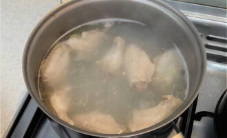 How to prepare a simple and tasty soup for every day? Rinse chicken wings or other parts of the chicken well, place in a saucepan and fill with cold water 4-5 cm above their level. Bring to a boil, skim off the foam and simmer over low heat for half an hour.