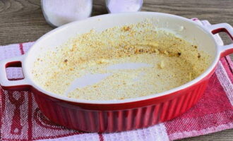 Grease any baking dish with butter and sprinkle with breadcrumbs. Turn on the oven at 200°C.