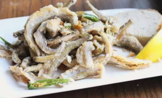 Smelt baked in the oven is ready. Place the treats on portioned plates and serve. If desired, the fish can be supplemented with herbs, vegetables or sauces.