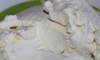 El queso Filadelfia elaborado con crema agria en casa está listo. ¡Ayudar a sí mismo!