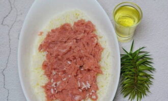 Grind pieces of pork to obtain minced meat. We send it to the rice.