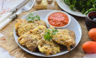 Servimos saborosas costeletas de carne à mesa bem quentes. Bom apetite!