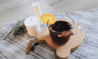 Wain mulled bukan alkohol buatan sendiri wangi yang dibuat dengan jus ceri sudah sedia. Cuba ia!