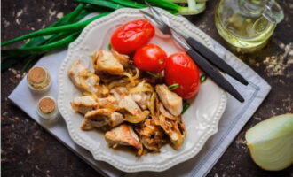 Disposez les aliments dans des assiettes et ajoutez les tomates marinées et les herbes. Bon appétit!