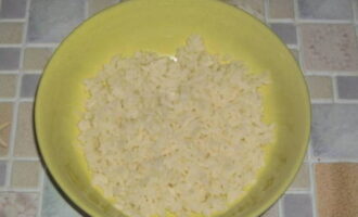 Let's move on to serving: place a portion of rice in a deep bowl.