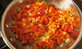 When the carrots reach the half-cooked stage, add the diced bell pepper to the vegetables.