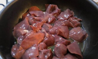 Transfer the offal to a frying pan with vegetable oil. Fry for about 5 minutes over high heat.