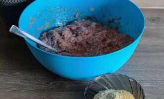 Stir the minced meat thoroughly and add breadcrumbs. Stir again.