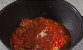 Next, we supplement the food with tomato paste, chopped garlic, as well as salt and ground pepper.