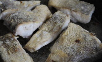 Fry the fish on each side for 5-7 minutes under the lid. Afterwards, remove the lid and let the product dry a little for 5 minutes.