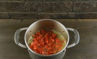 Mettete la polpa di pomodoro, il sale, le spezie e il concentrato di pomodoro in una padella con la carne ben stufata.