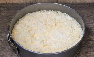 Cubrir el relleno con la masa restante y colocar la pieza de trabajo en el horno precalentado a 200 grados.