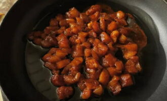 While the vegetables are cooking, heat a second frying pan. Pour in vegetable oil and add marinated meat.