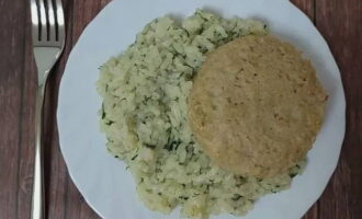 Divide the rice and cutlets into portions.