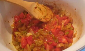 Peel the tomatoes, cut as desired, add to the vegetables along with tomato paste, turmeric or saffron and granulated sugar. Stirring constantly, cook for 5 minutes.