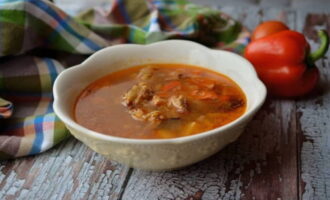 Vertimos la rica sopa en tazones e invitamos a la familia a comer. ¡Buen provecho!